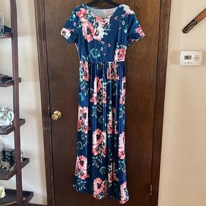 Floral maxi dress with short sleeves and pockets, size M/L, $10